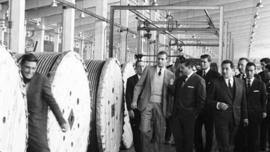 Visita en 1965 del entonces Príncipe Don Juan Carlos a la fábrica alicantina de aluminio