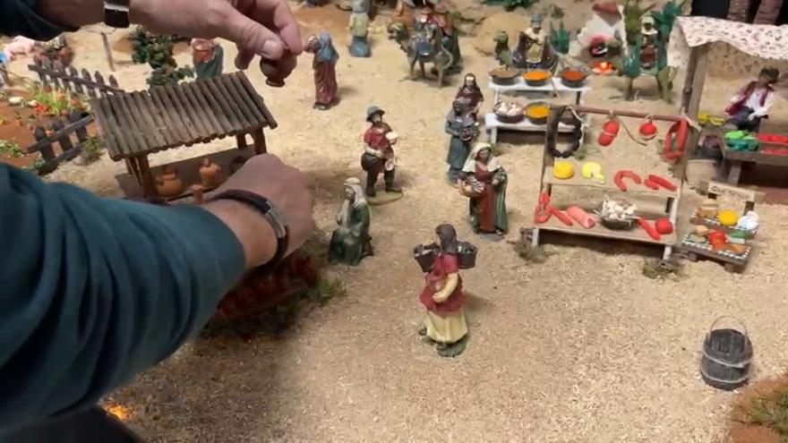 Jose se prepara todo el año para que llegue el momento de montar el belén y esté perfecto