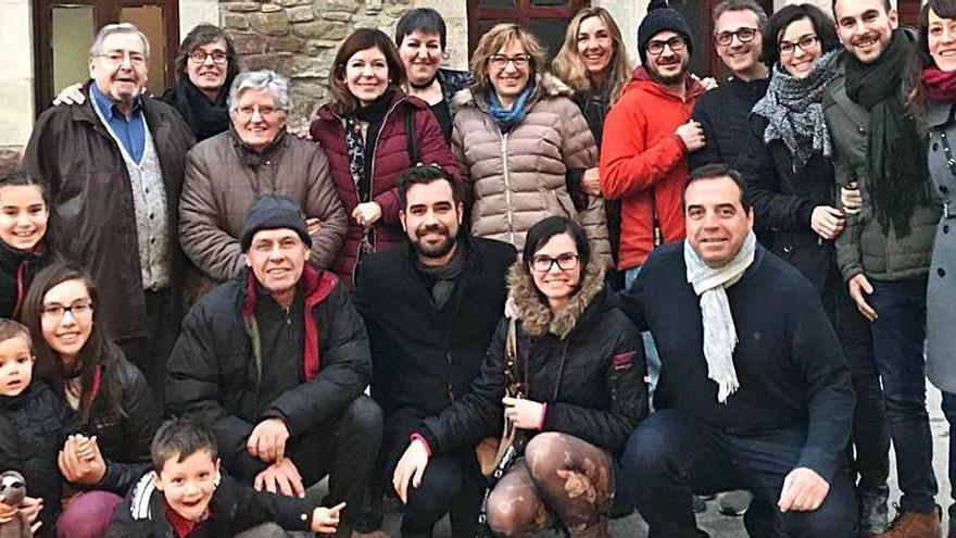 D&#039;esquerra a dreta i de dalt a baix, Jordi Pla en una foto familiar amb Geni Pla, Montserrat Coma, M. Lourdes Pla, Montse Pla, Roser Pla, Marta Pla, Carles Crivillés, Carles Ribé, Alba Mestre, Jordi Mestre, Meritxell Serra, Ariadna Riu, Danna Maciel, Bernat Ribé, Joan Riu, Luis Maciel, Eudald Pla, Aida Ibàñez, Jordi Tort