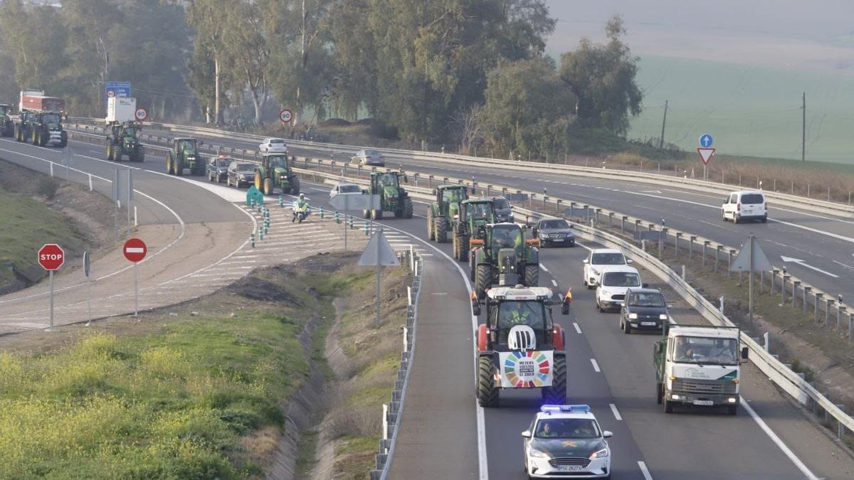 Caravana de tractores por la A-4 rumbo a la capital.