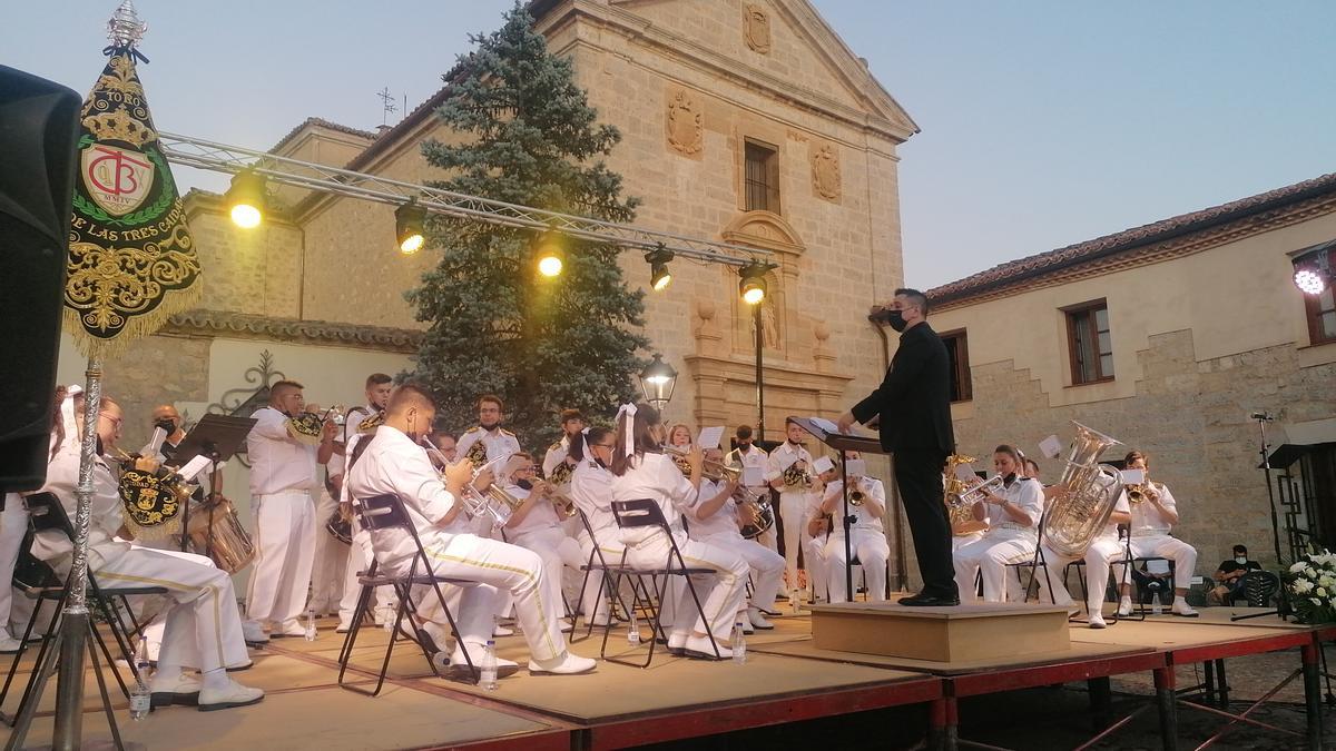 Iván Abril Noales dirige a los músicos durante la interpretación de una pieza del repertorio