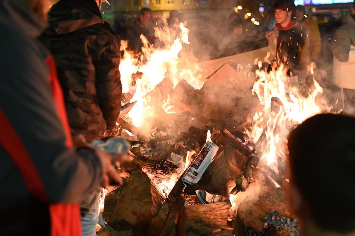 En imágenes | Los barrios de Casablanca y San Juan de Mozarrifar prenden sus hogueras de San Antón