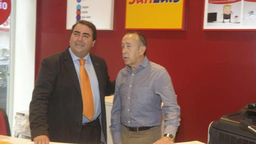 El entonces alcalde de A Coruña, Carlos Negreira, y Lorenzo López, en la reapertura de San Luis en 2013.