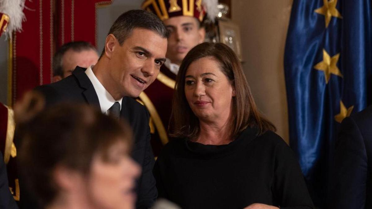 El presidente del Gobierno, Pedro Sánchez, y la presidenta del Congreso, Francina Armengol, durante el 45 aniversario de la Constitución.