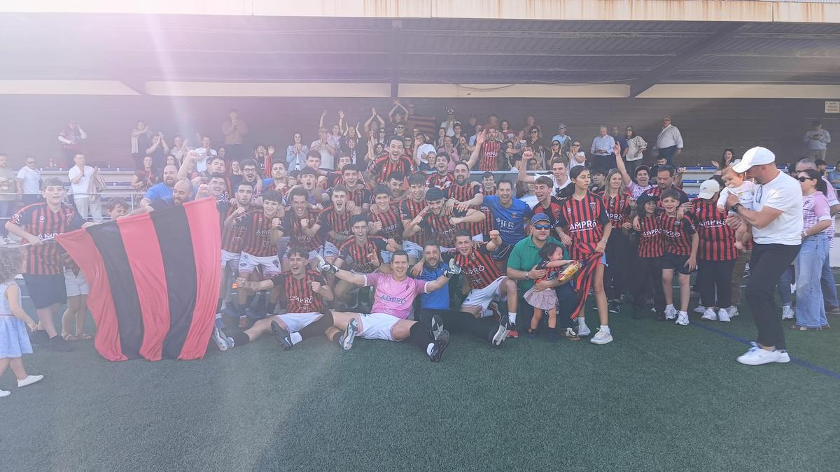 El CD Lalín celebra el ascenso a Tercera RFEF
