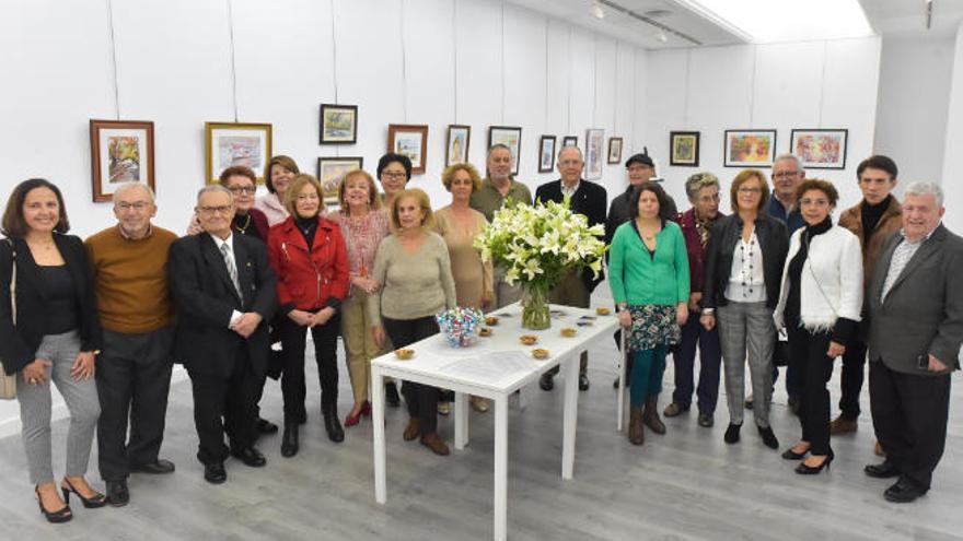 Los miembros de la Asociación Canaria de Acuarelistas, ayer, en el Club LA PROVINCIA, durante la inauguración de la muestra.