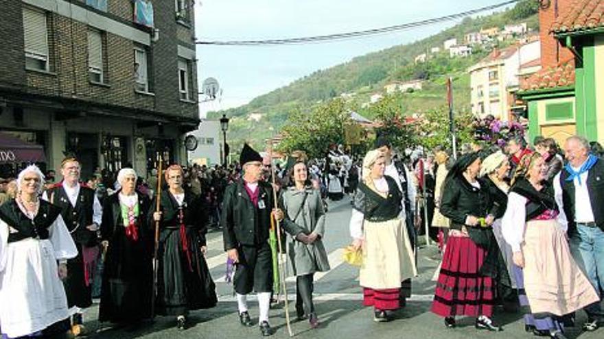 Participantes en el desfile de Los Humanitarios, ayer, en Moreda.