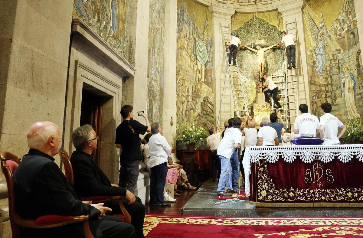 Emocionante descendimiento del Cristo de la Victoria en la Basílica Santa María de Vigo