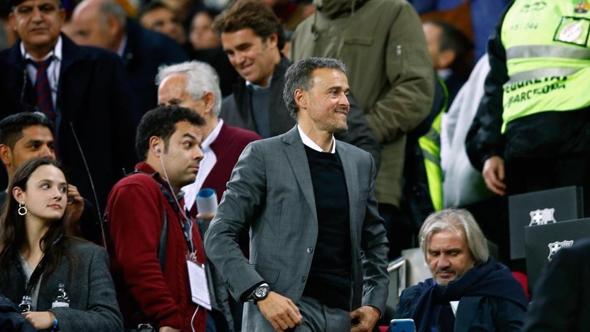 Luis Enrique, en el palco del Camp Nou, antes del último clásico de Liga