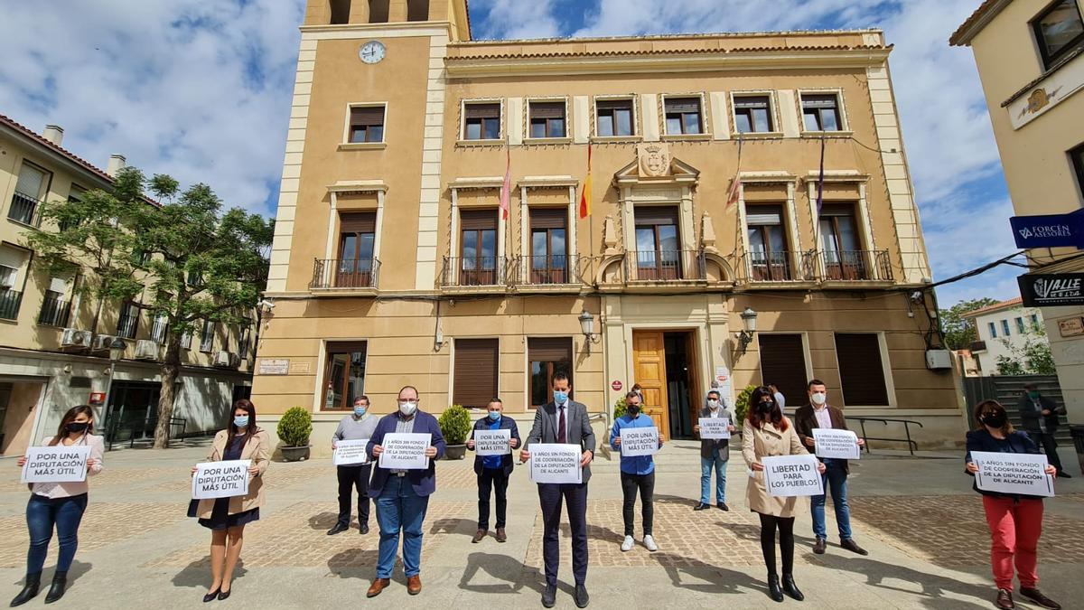 Concentración de alcaldes y concejales en los ayuntamientos