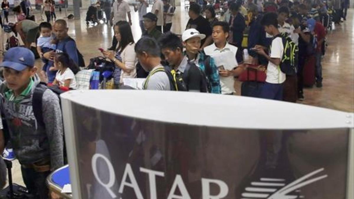 Trabajadores filipinos, a la espera de poder viajar a Qatar.