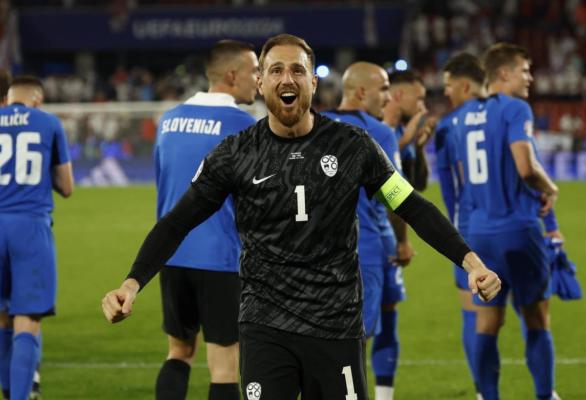 Jan Oblak, portero y capitán de la selección de Eslovenia, celebra la clasificación para octavos de la Eurocopa.