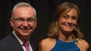 El doctor Josep Baselga, junto a Sol Daurella, presidenta de Coca-Cola European Partners.