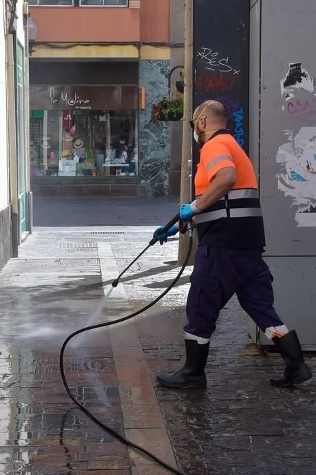 04-05-2020 LAS PALMAS DE GRAN CANARIA. Operarios municipales desifectando en la calle Travieso. Fotógrafo: Andrés Cruz  | 04/05/2020 | Fotógrafo: Andrés Cruz