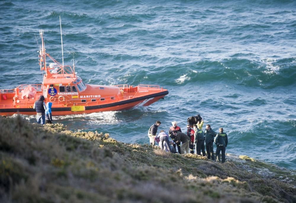 Buscan a un joven que cayó al mar en Arteixo