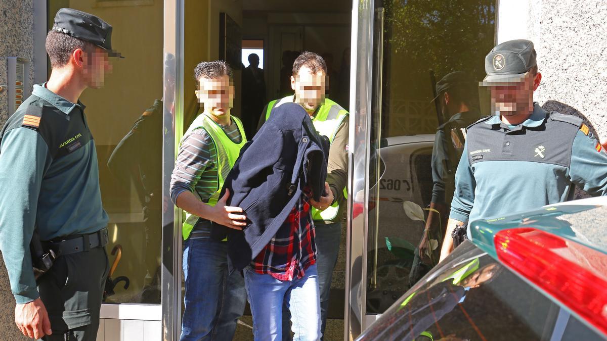 La Guardia Civil, durante el registro en el domicilio de la detenida.