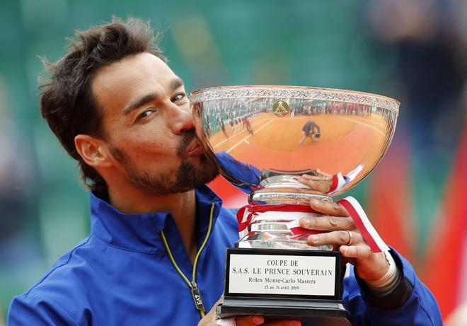 Fabio Fognini de Italia posa con su trofeo después de ganar contra Dusan Lajovic de Serbia en su último partido del torneo Monte-Carlo Rolex Masters en Roquebrune Cap Martin.