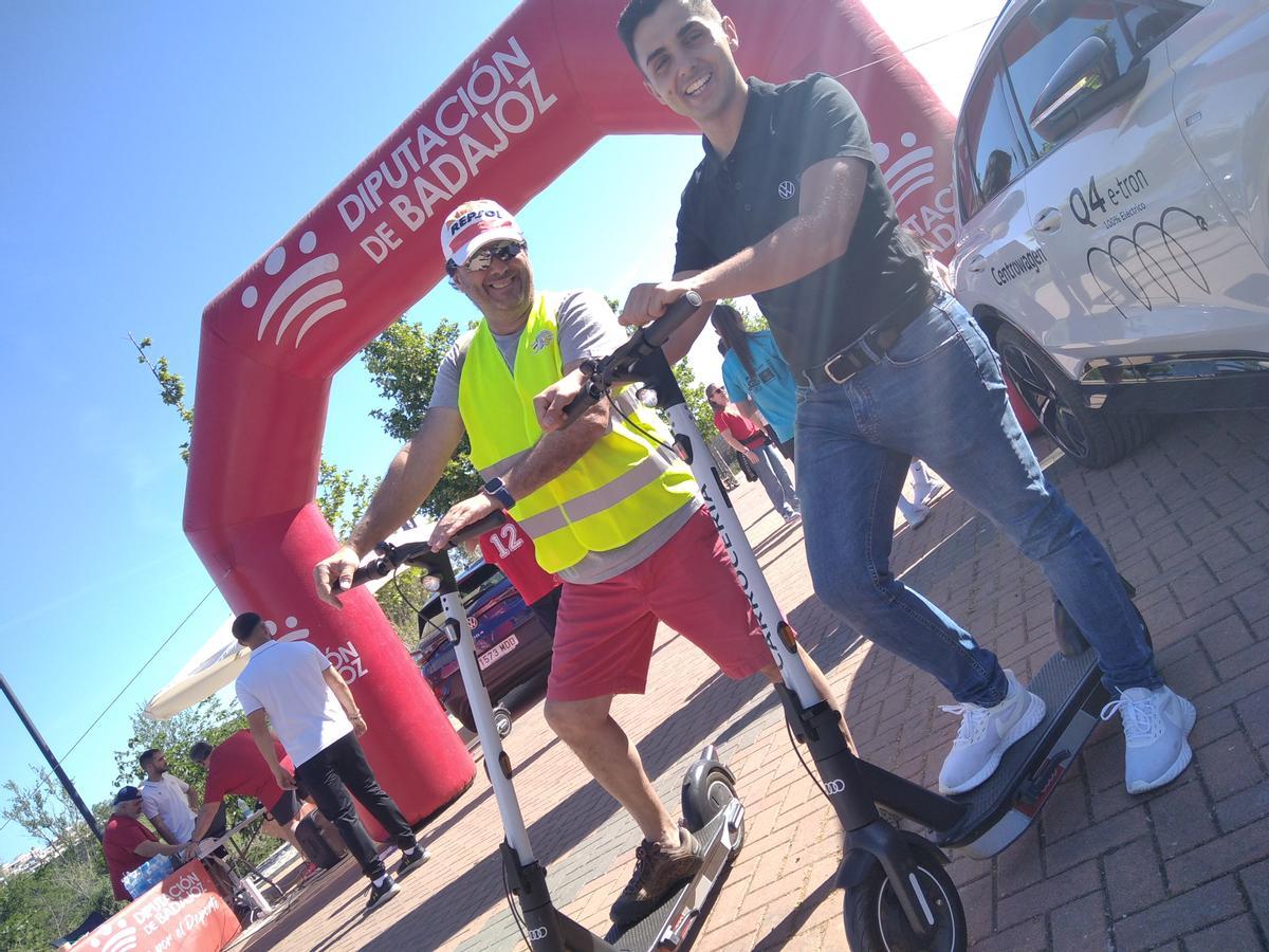 Chema y Álvaro siguieron las carreras con patinetes eléctricos, por primera vez.