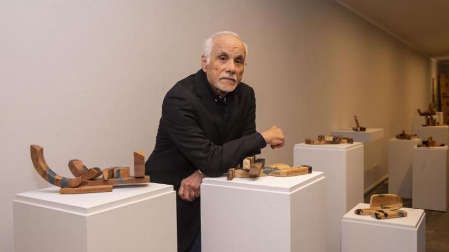El artista Teo Mesa con algunas de las piezas de su exposición.