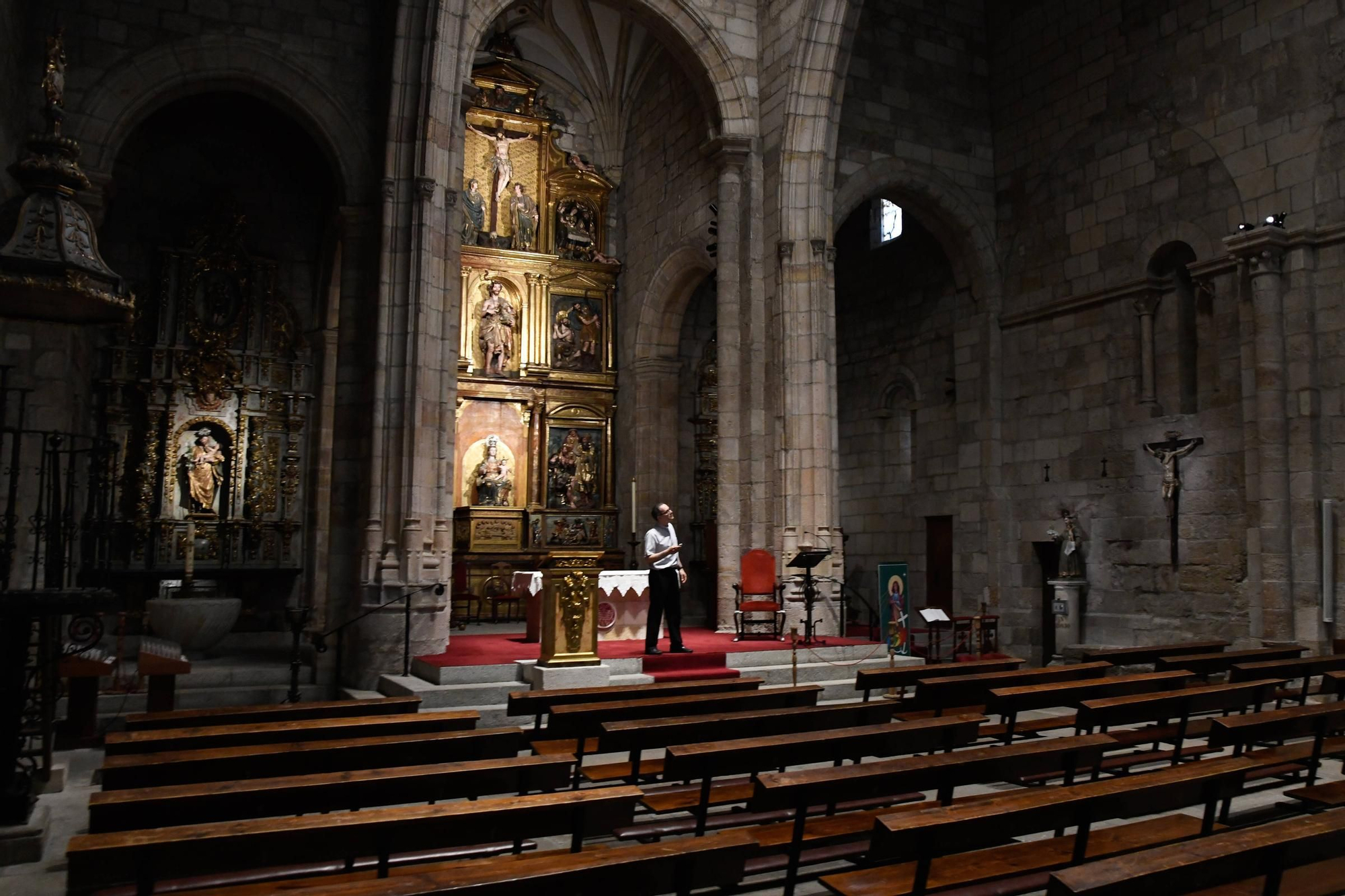 Interior de la iglesia de San Juan tras la instalación de nueva iluminación.