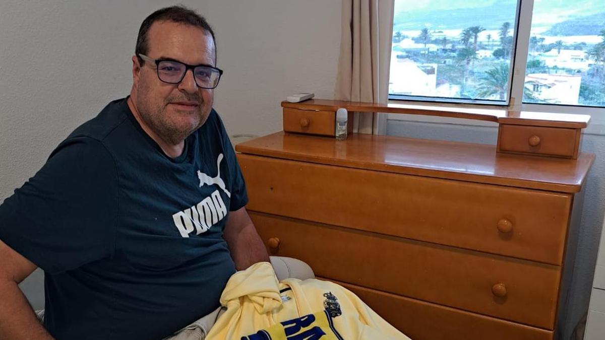 Rolando Suárez posa en su residencia de La Aldea con el equipaje para La Rosaleda.