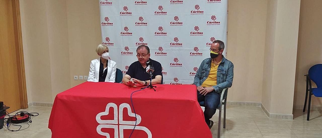 El director de Cáritas, Francisco Carrió, al centro, junto a Maite Boscà y Salva Prefasi, de Ossido. | T.Á.C.