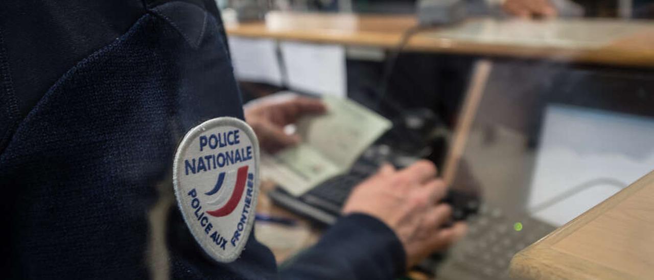 Un agent de la policia de fronteres franceses (PAF) en un control de documentació, foto d&#039;arxiu