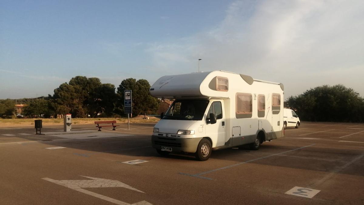 Autocaravana estacionada en la nueva área de servicios de Tarazona.