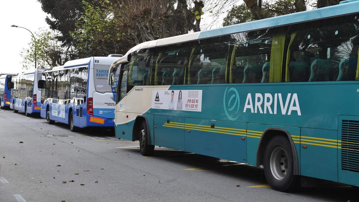Un autobús de Arriva, en una parada de A Coruña