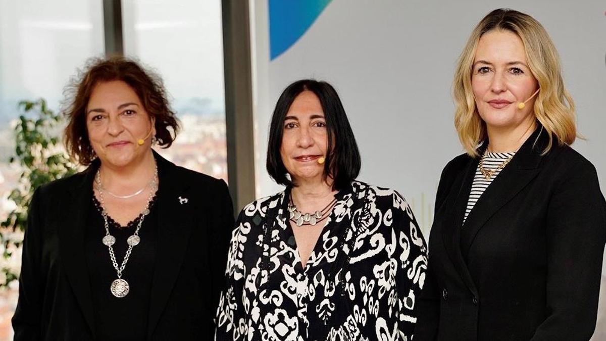 Doctoras Mª Isabel Egocheaga y Marian Goicoechea y  Marta Moreno, directora de Asuntos Corporativos y Acceso al Mercado de AstraZeneca.