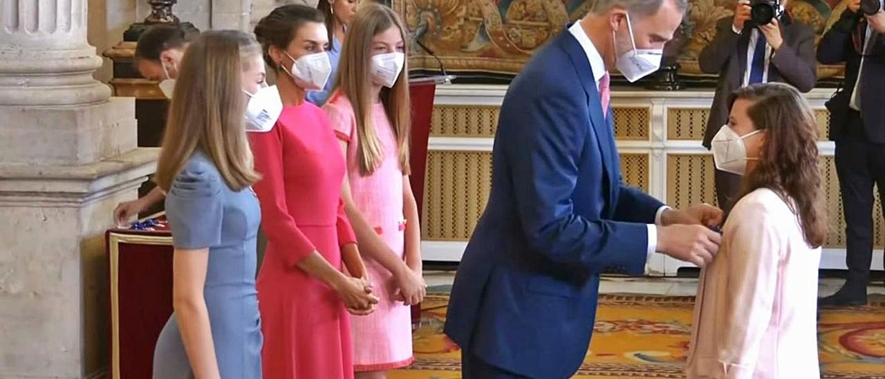 El rey Felipe VI impone la medalla a Nuria Cascales en presencia de la Reina y sus hijas. | INFORMACIÓN