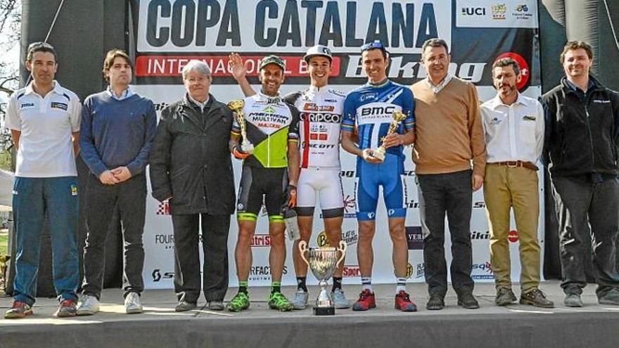 Hermida, quart per l&#039;esquerra, al podi de la cursa de Banyoles