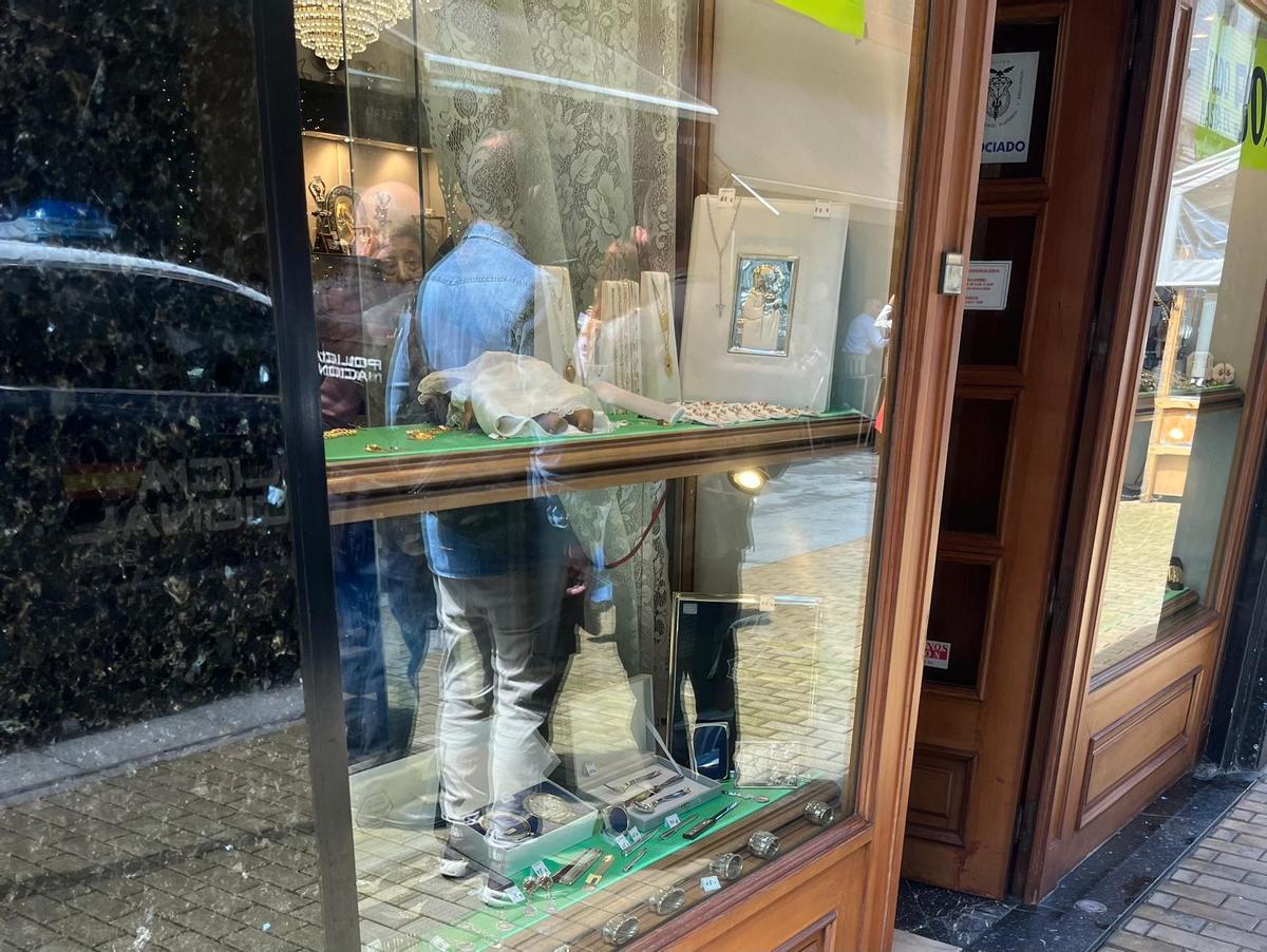 El escaparate donde el ladrón se llevó las joyas.