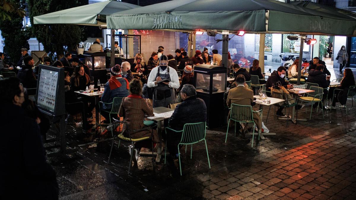 Ambiente aperitivo en Madrid antes de la cena de Nochebuena.