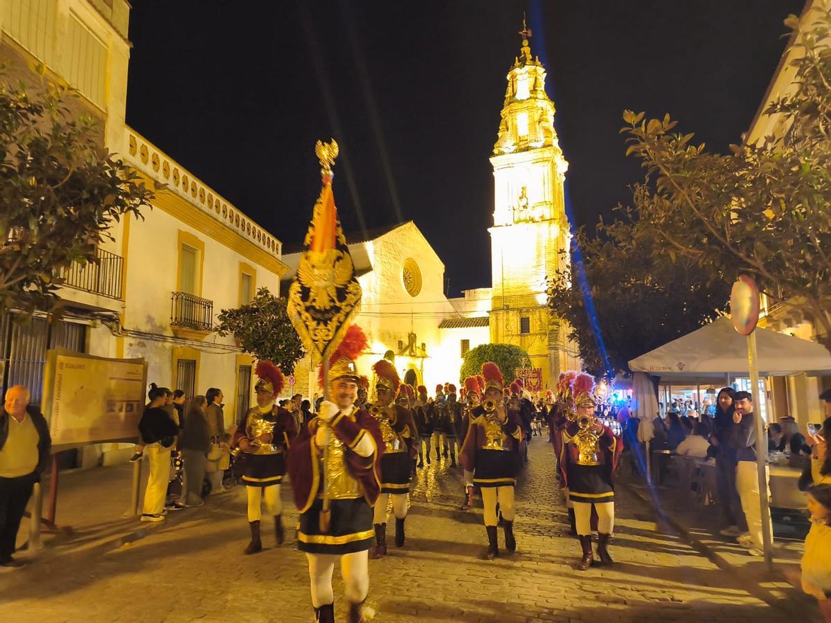 El Imperio Romano de Bujalance, durante el pasacalles de este Viernes de Dolores.