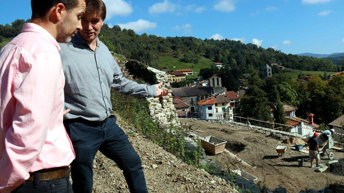 L&#039;alcalde de Camprodon, Xavier Guitart, i el president del Consell Comarcal del Ripollès, Joaquim Colomer, als jardins de can Vincke