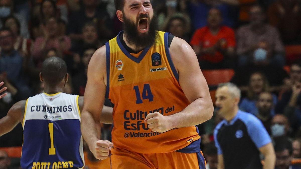 Bojan Dubljevic, eufórico en
otra gran noche europea en
La Fonteta.  f calabuig