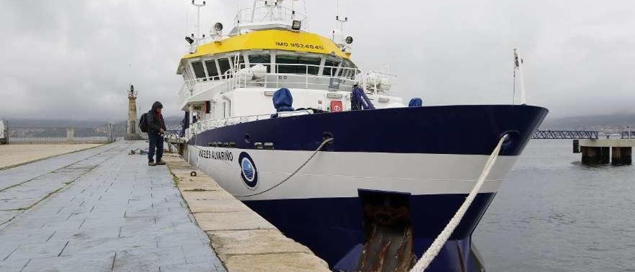 El &quot;ÁngelesBorgWarner Alvariño&quot;, ayer tras su amarre en el puerto de Vigo. // Alba Villar