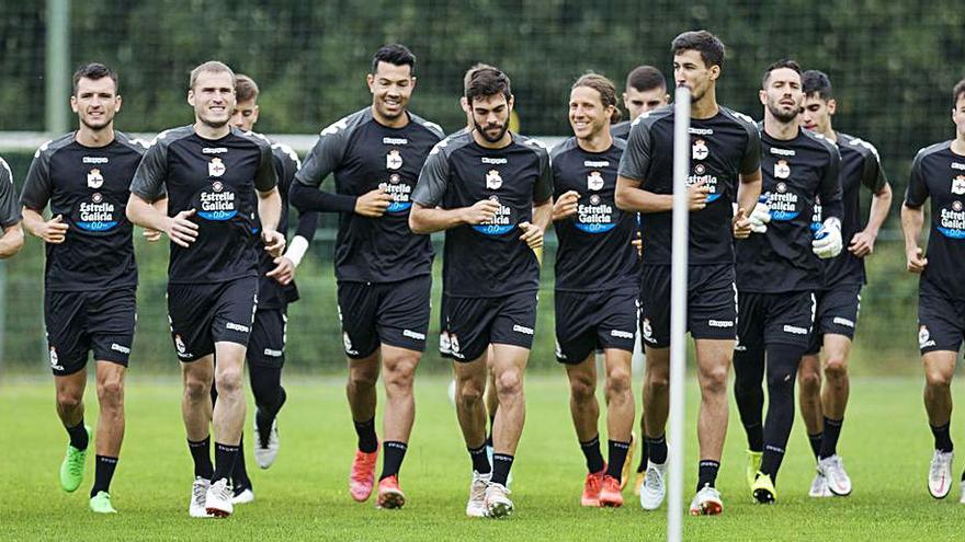 Los futbolistas del Dépor, en un entrenamiento de pretemporada. |  // CASTELEIRO/ROLLER AGENCIA