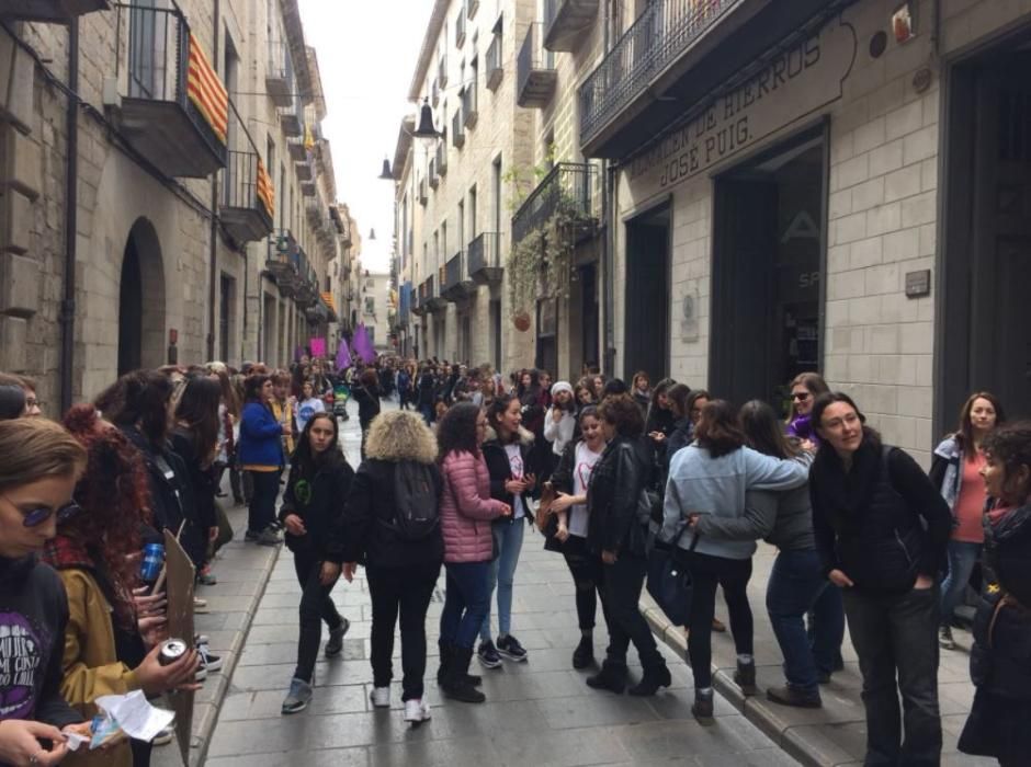 Cadena humana a Girona amb motiu de la vaga feminista