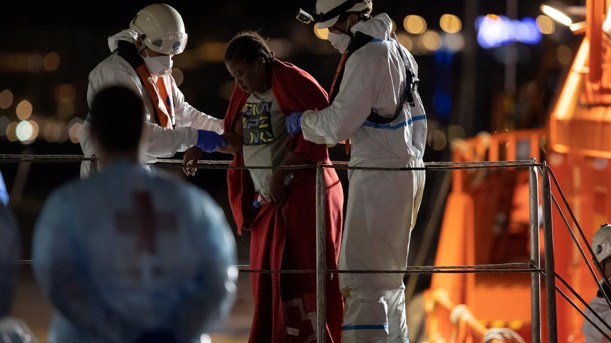 Inmigrante rescatada de una patera desembarca, anoche de la embarcación de Salvamento Marítimo en Arguineguín.