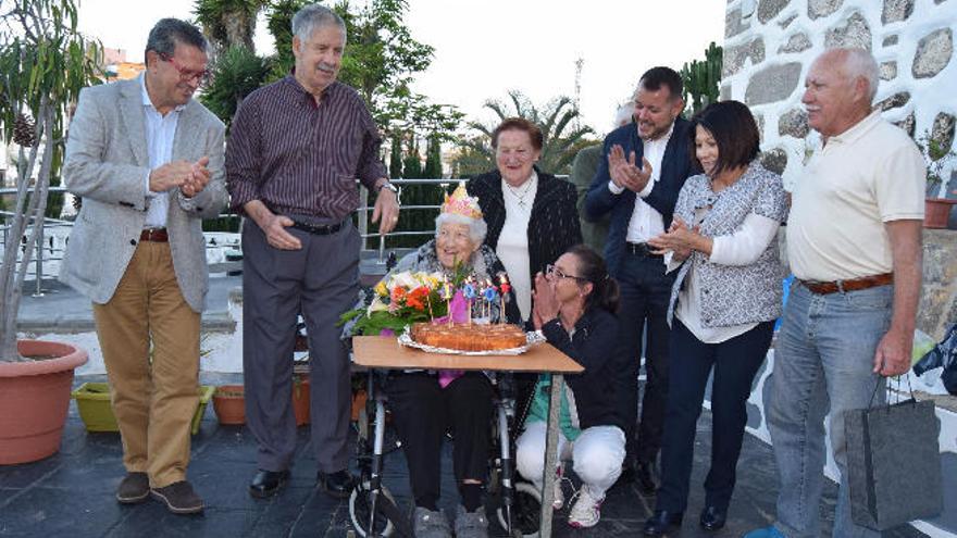 Pino Mendoza recibe la felicitación por sus cien años de edad.