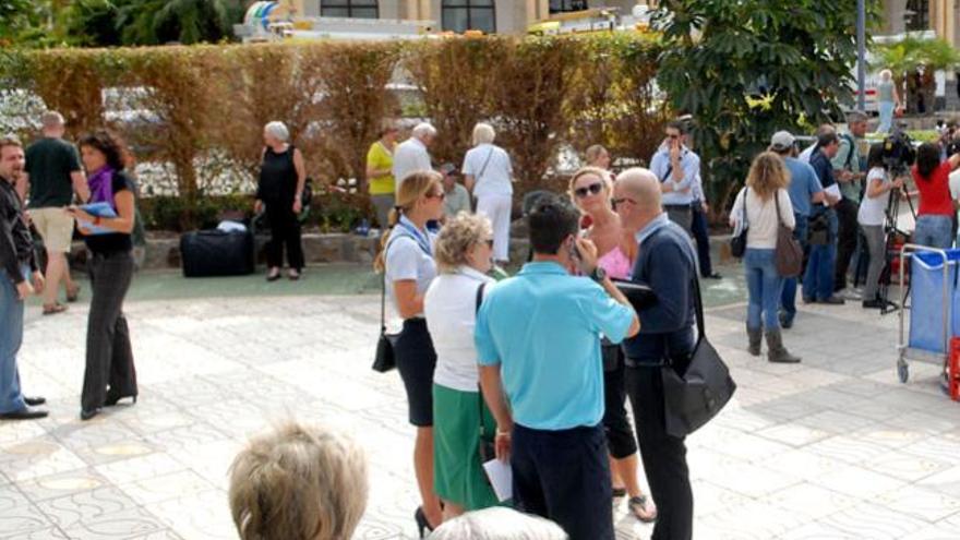 Turistas del hotel siniestrado, turoperadores y periodistas a las puertas del complejo, ayer por la mañana. i SANTI BLANCO