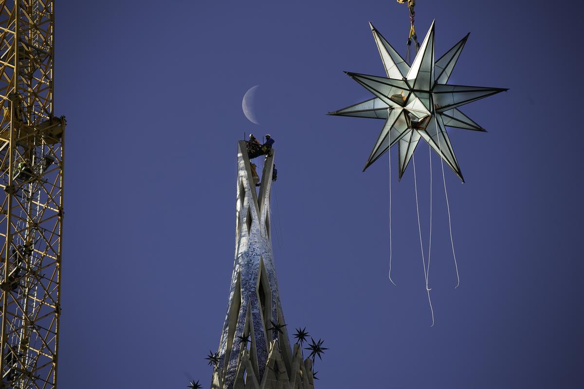 Coronación de la gran estrella de la torre de María 