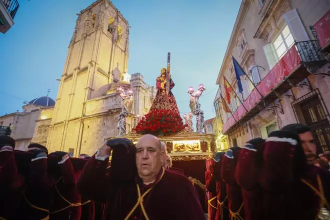 El patrón de Orihuela regresa a su capilla acompañado por el Cristo de la Agonía con la Magdalena a sus pies