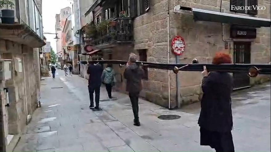 Performance de la asociación Arborar por las Calles de Cangas