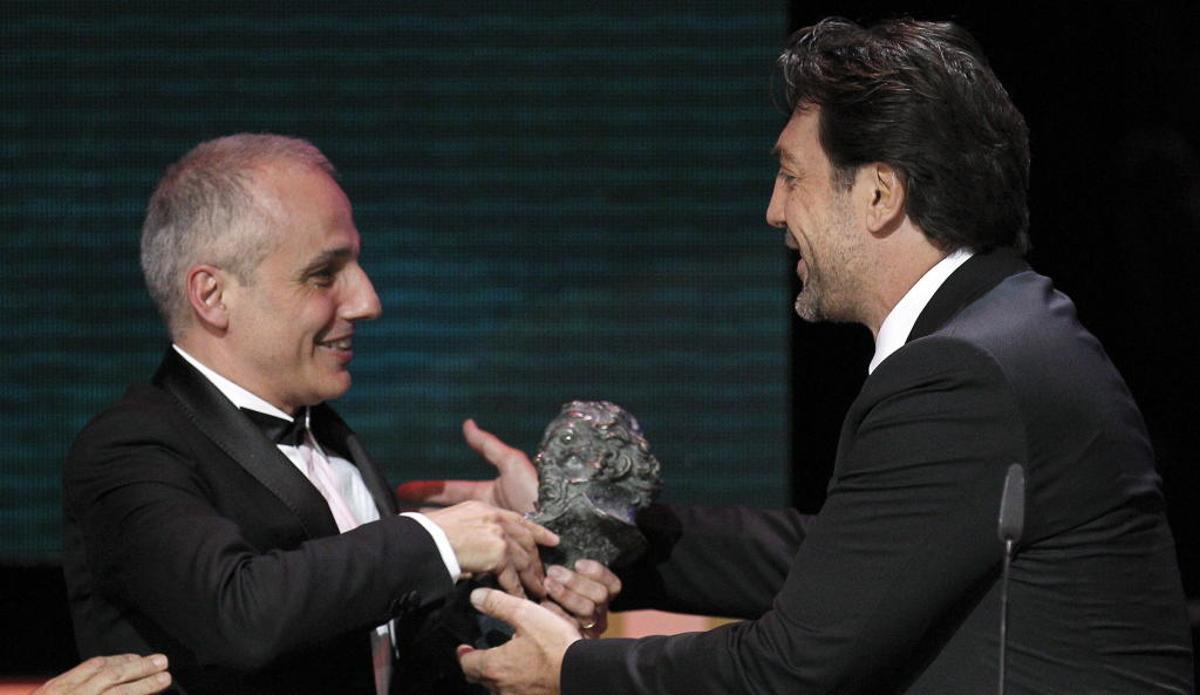 Pablo Berger recibe el Goya a la mejor película de manos de Javier Bardem en 2013.
