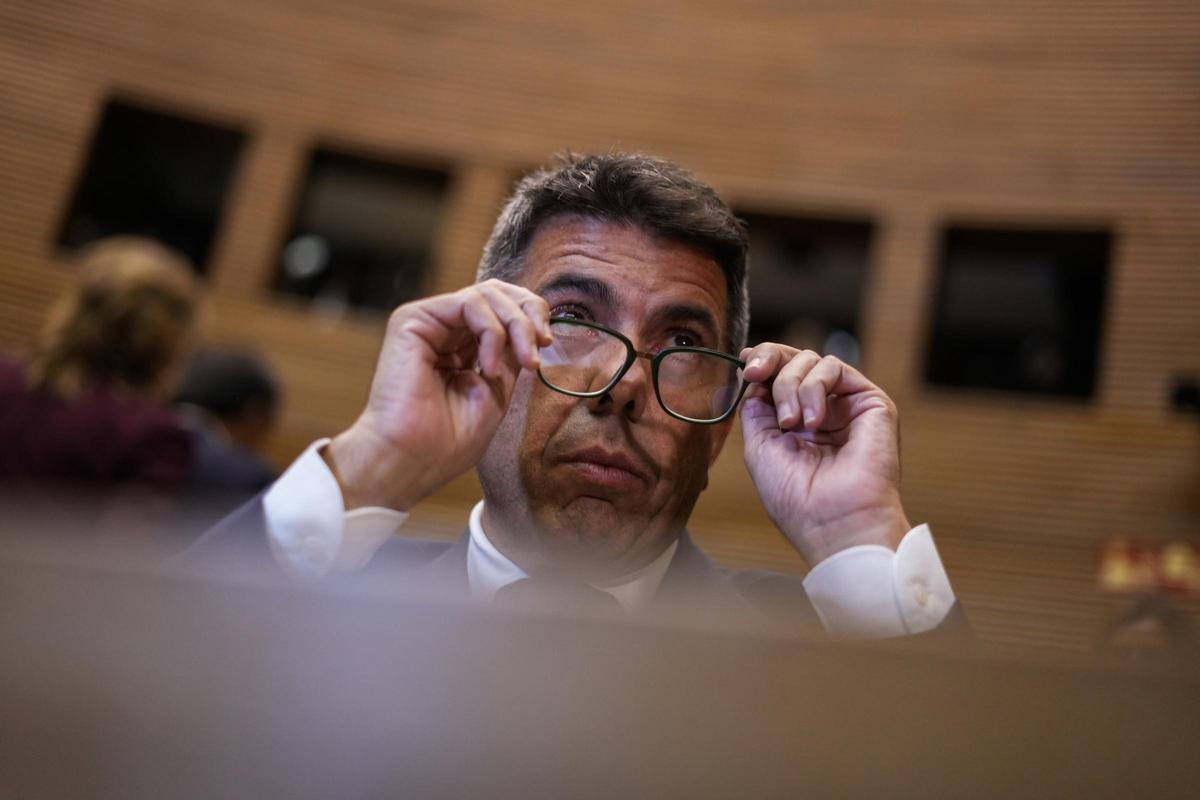 Carlos Mazón, en su escaño en las Corts.