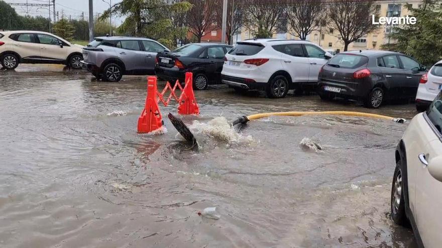 Las aguas negras vuelven a inundar la Avenida País Valencià de Xàtiva