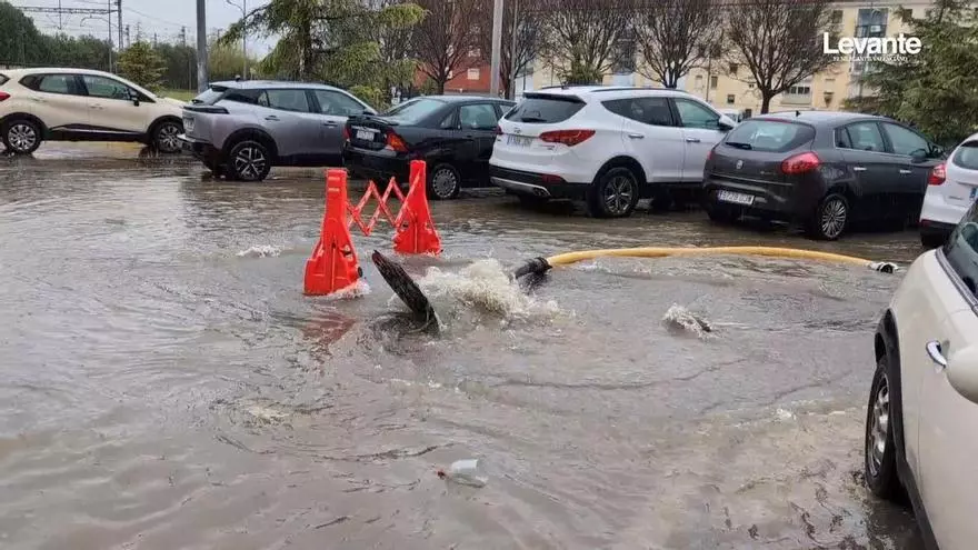 Las aguas negras vuelven a inundar la Avenida País Valencià de Xàtiva